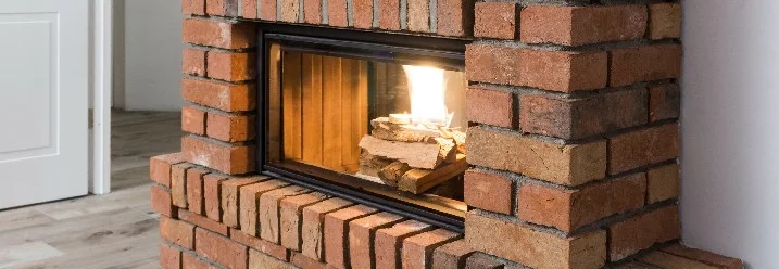 Moderner Kamin aus Ziegelsteinen